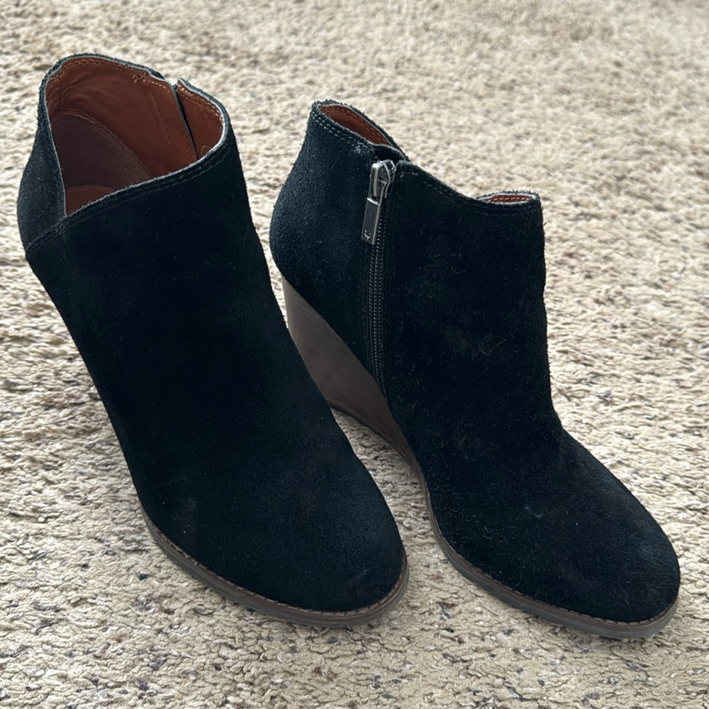 Lucky Brand Yakeena Black Suede Wedge Ankle Boots Women's Size 8.5